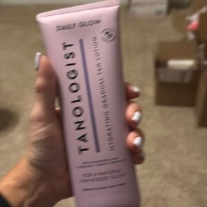 Tanologist daily glow, gradual tan lotion, medium to dark
